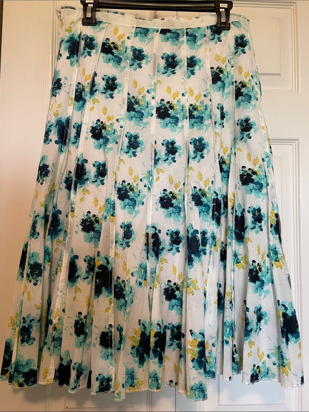 Focus 2000 sz 10 pleated floral A-line flare skirt